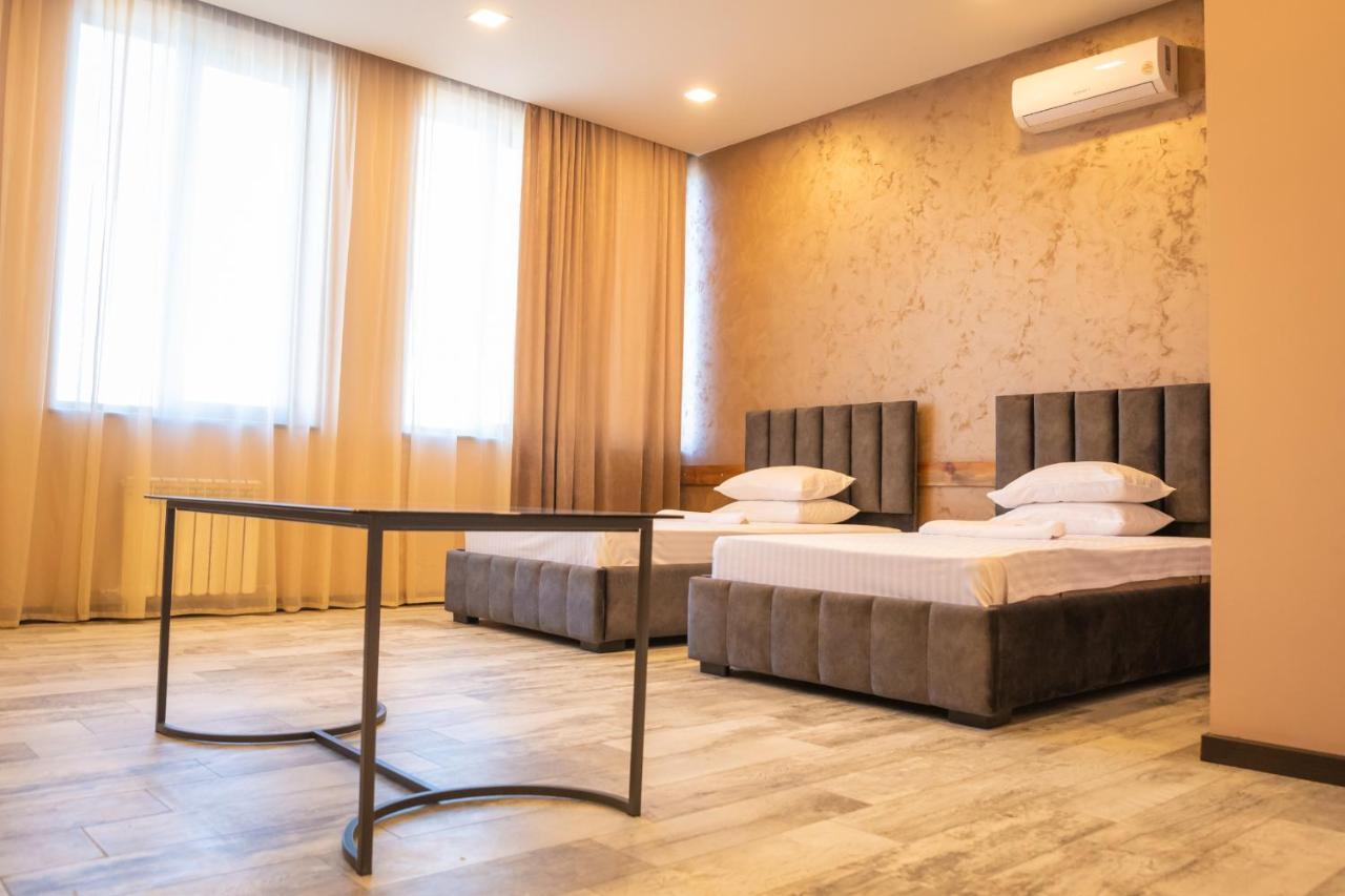 B H Y Guesthouse In เยเรวาน ภายนอก รูปภาพ