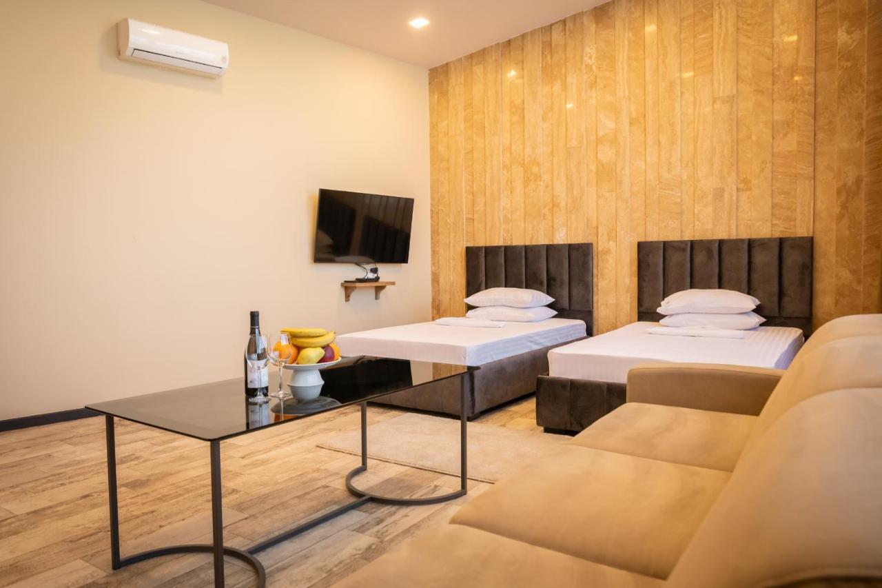 B H Y Guesthouse In เยเรวาน ภายนอก รูปภาพ