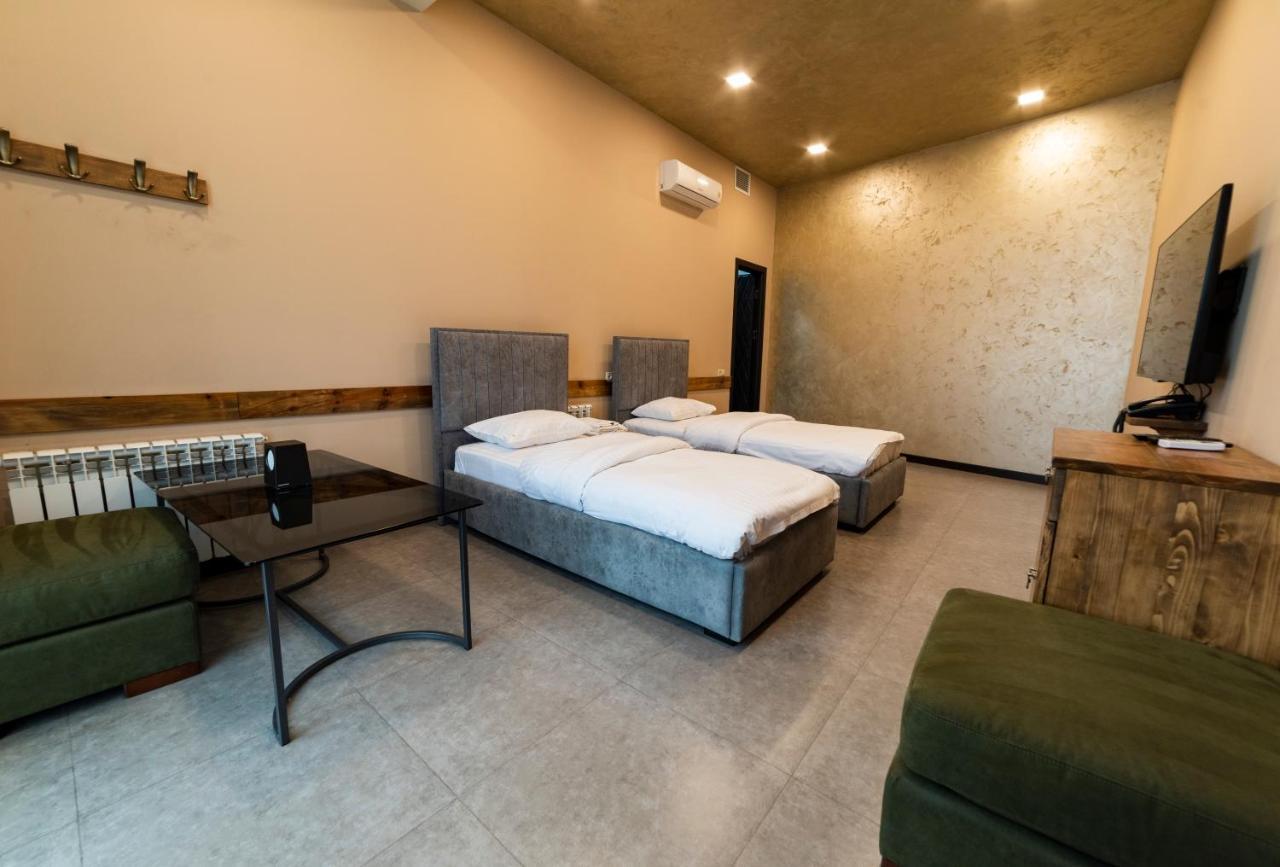 B H Y Guesthouse In เยเรวาน ภายนอก รูปภาพ
