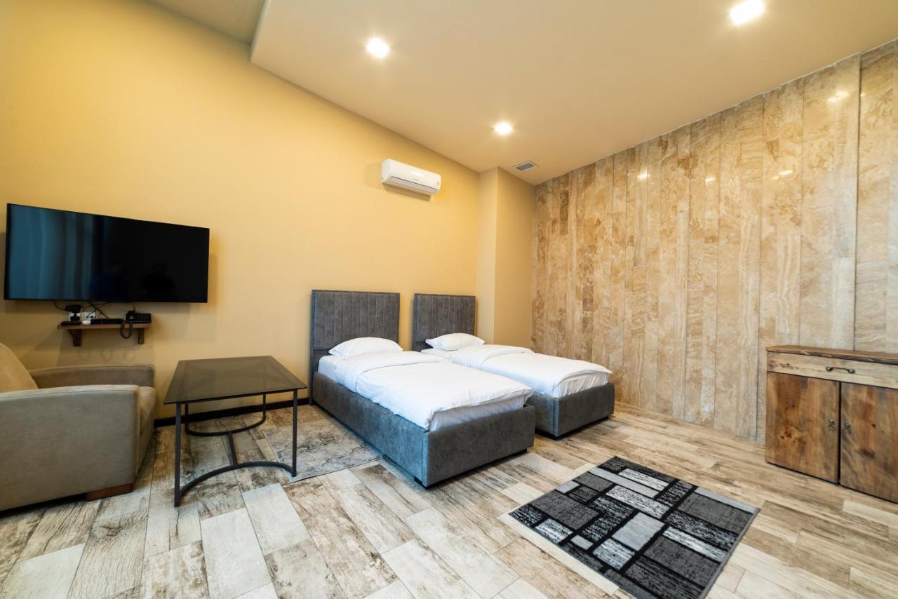 B H Y Guesthouse In เยเรวาน ภายนอก รูปภาพ